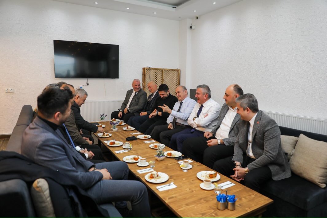 605252613 18547790155024515 2376380545149631517 N