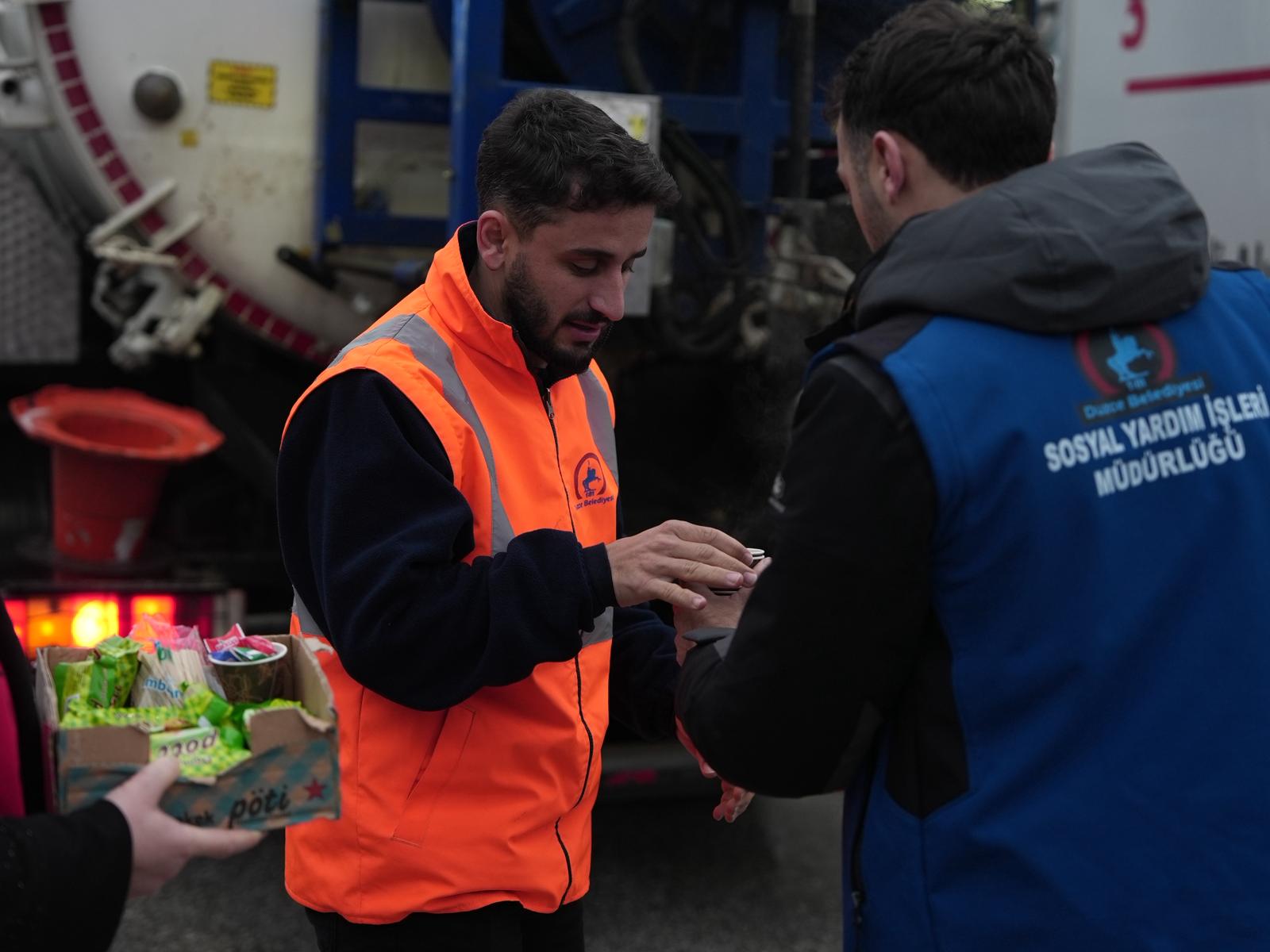 Sıcak Çay Ve Kek Dağıtımı (11)