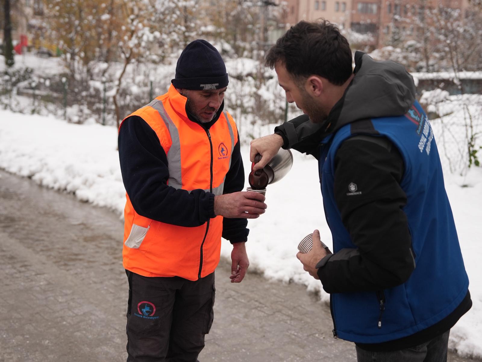 Sıcak Çay Ve Kek Dağıtımı (12)