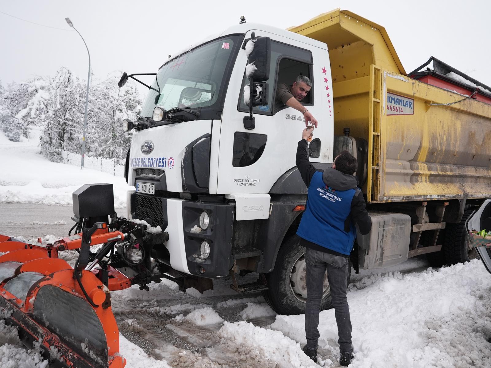 Sıcak Çay Ve Kek Dağıtımı (13)