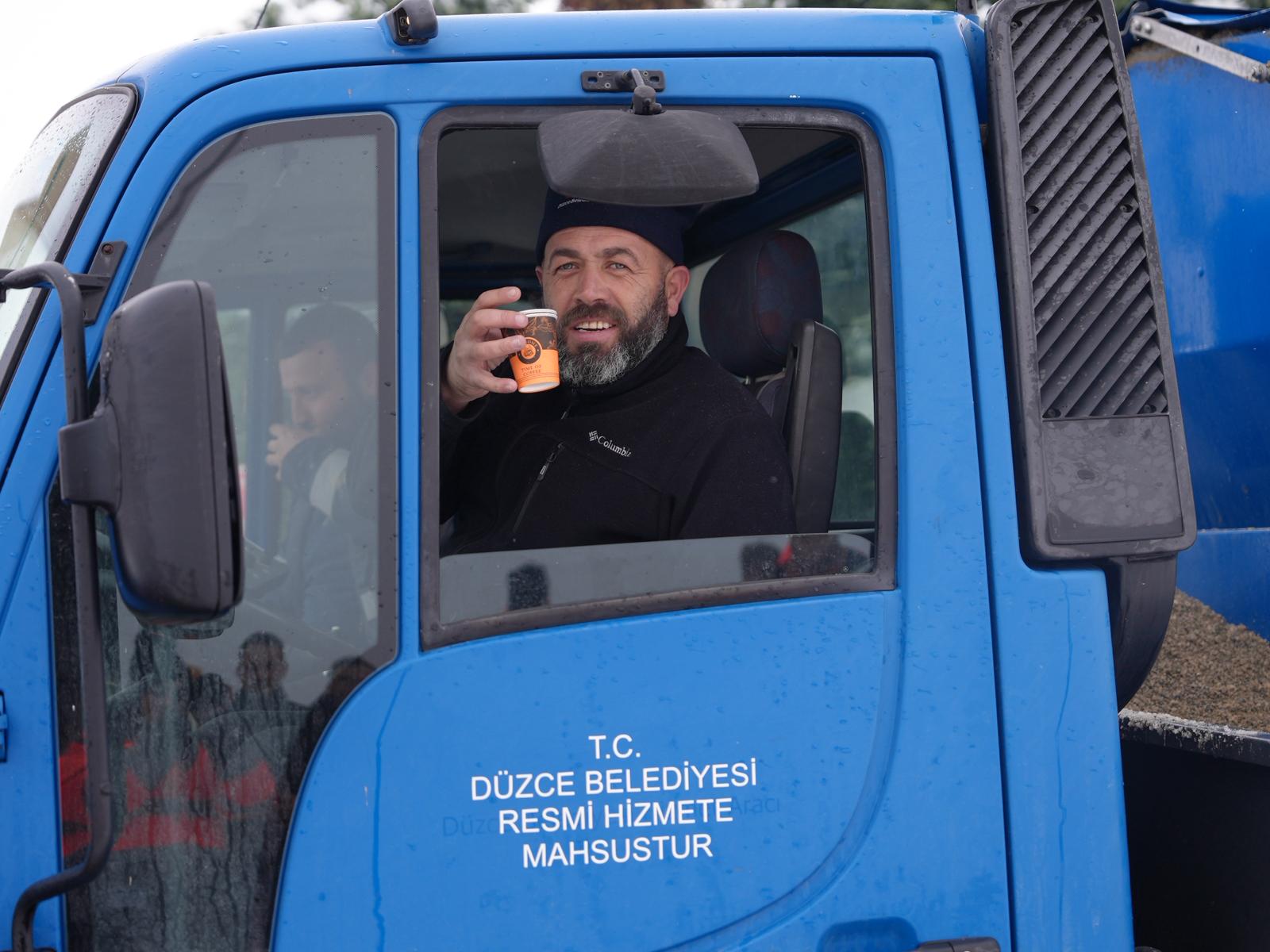 Sıcak Çay Ve Kek Dağıtımı (8)