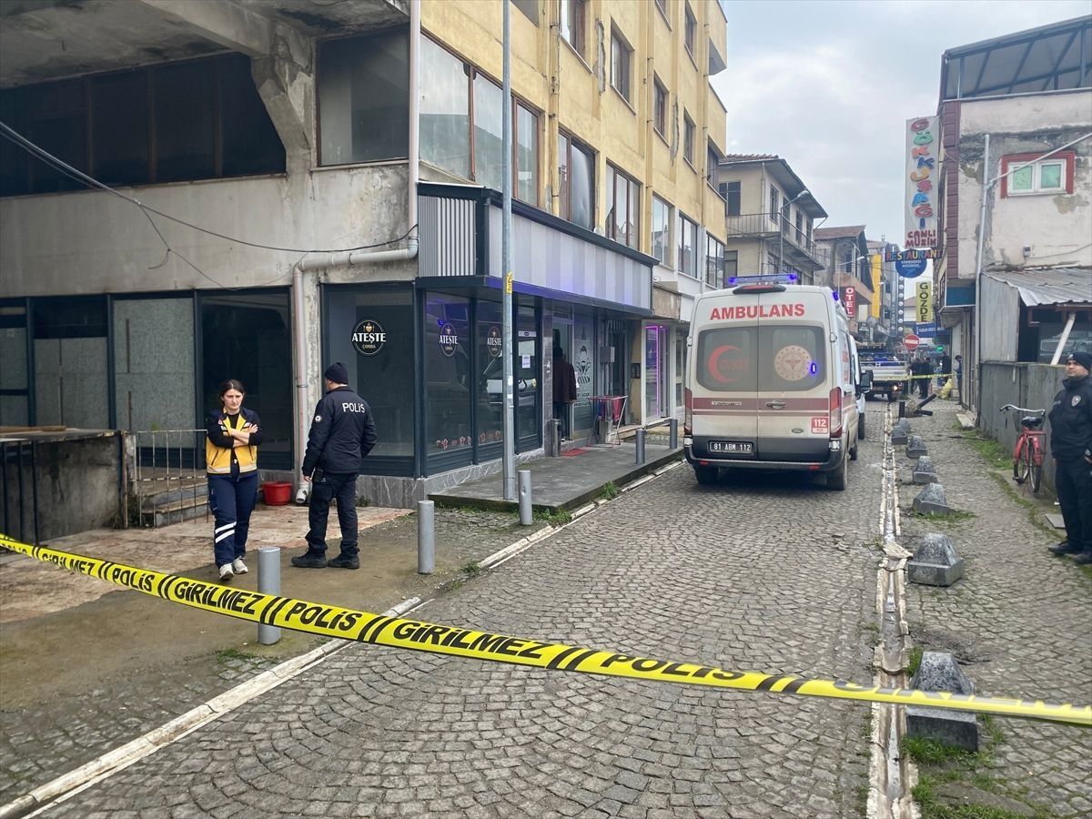 Duzce De 1 Kisi Pasajin Bodrumunda Olu Bulund 19499027 Amp