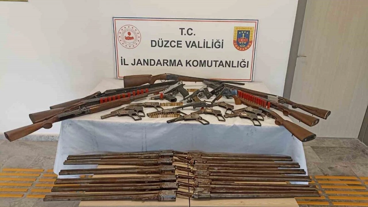 Duzcede Silah Imalathanesine Baskin Cok Sayida Ruhsatsiz Silah Ve Tufek Ele Gecirildi
