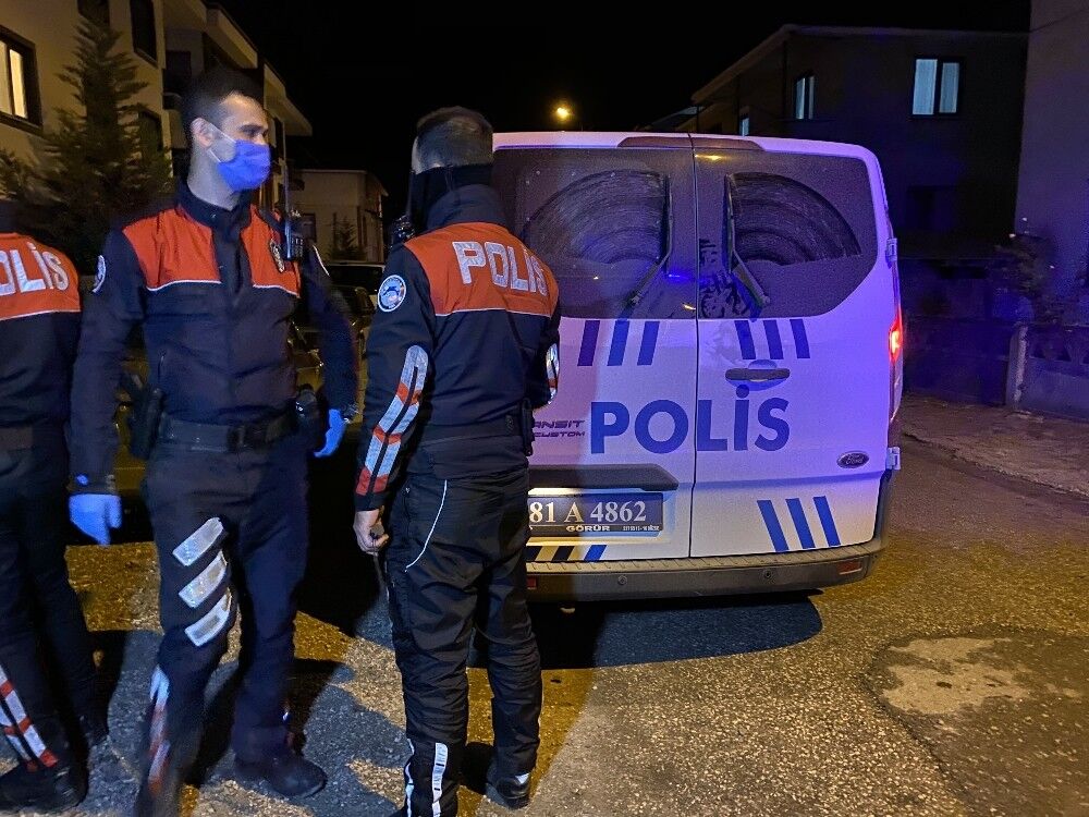Gozaltina Alinan Sahis Polis Aracinin Icinde Kafes 1607845510180